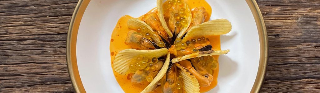 Mejillones en escabeche en emulsión de escabeche y salsa harissa