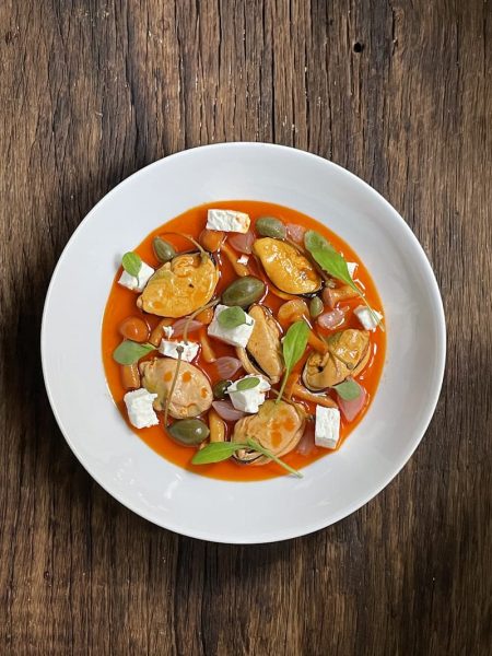 Ensalada de mejillones con encurtidos, queso feta y hierba limón