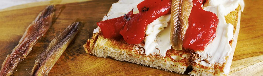 Tosta de pimiento, queso de untar y anchoas