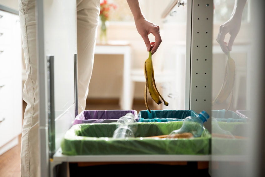 Usar cubos diferenciados por colores en casa facilita reciclar las latas de conserva