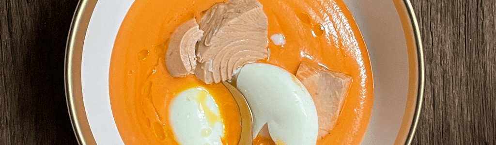 Salmorejo con bonito del norte en aceite de oliva virgen extra y huevo