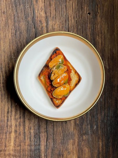 Tostas de mejillones en escabeche con sobrasada vegana