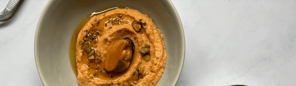 Humus de garbanzos y mejillones en escabeche con aceite de oliva