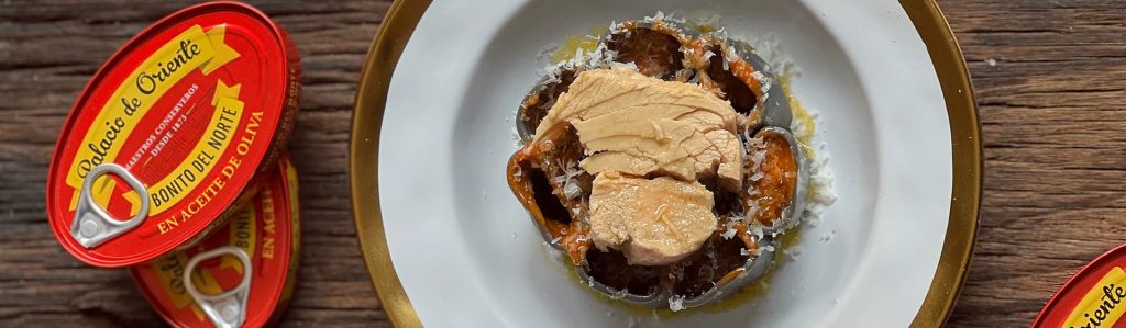 Paccheri rellenos de tomate y bonito del norte al nero di seppia