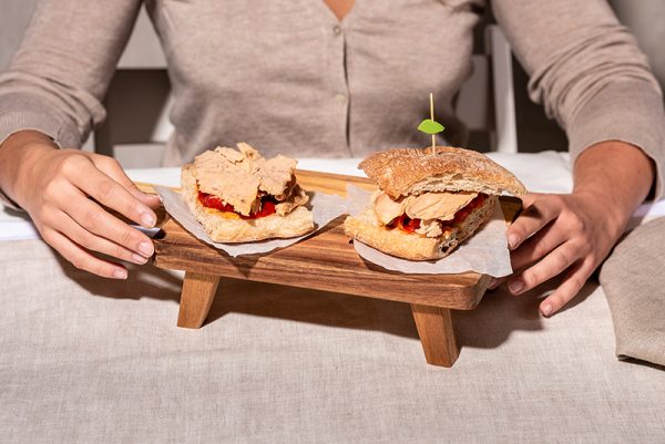 Bocadillo de bonito del norte con pimientos rojos