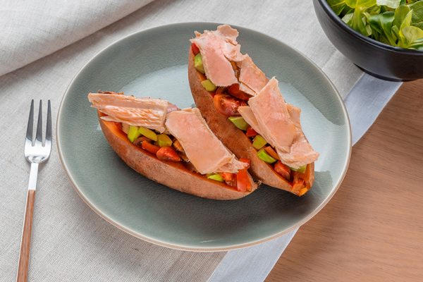 Boniato al horno con tomate, aguacate y bonito del norte