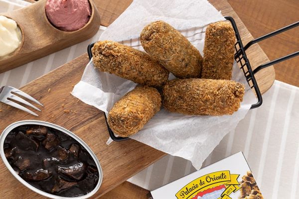 Croquetas de Potón en salsa con tinta de sepia