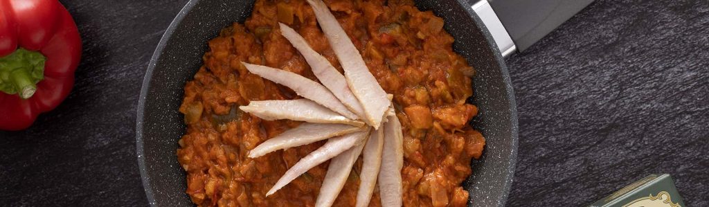 Ventresca de bonito del norte con pisto de tomate y calabacín