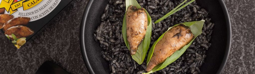 Arroz negro con calamares rellenos en tinta de sepia