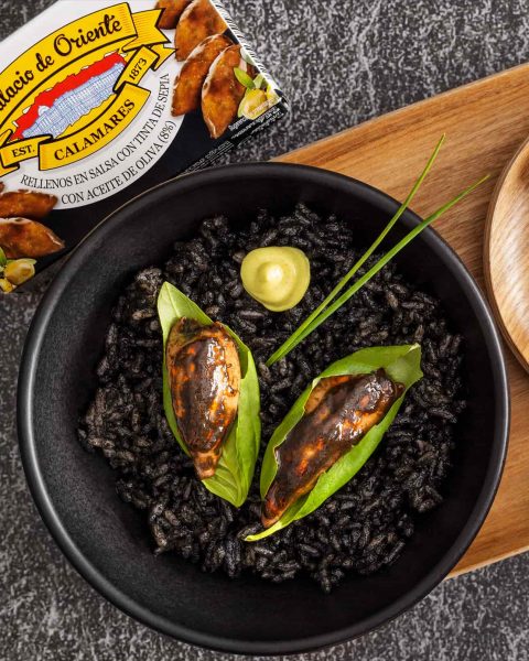 Arroz negro con calamares rellenos en tinta de sepia