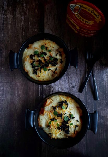 Canelones de bonito del norte con ajo negro