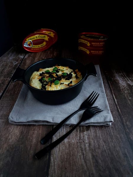 Canelones de bonito del norte con ajo negro