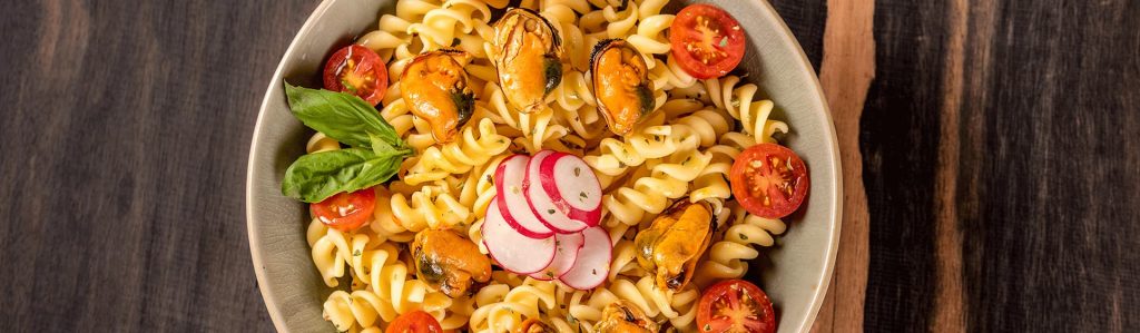 Ensalada de pasta con mejillones y tomates cherry