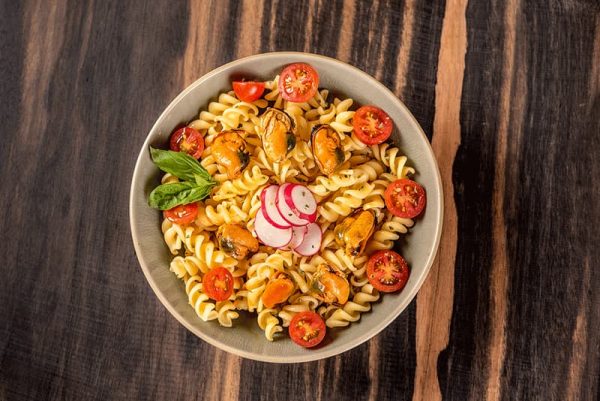 Ensalada de pasta con mejillones y tomates cherry