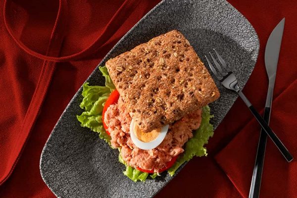 Sándwich de atún claro con tomate, lechuga y huevo