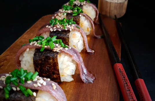 Bocados de arroz crujiente con anchoas y alga nori