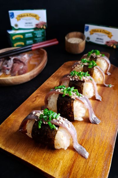 Bocados de arroz crujiente con anchoas y alga nori