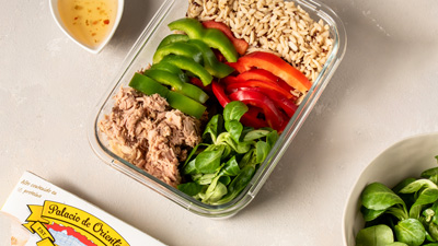 Ensalada de atún claro con arroz salvaje, quinoa, pimientos y canónigos