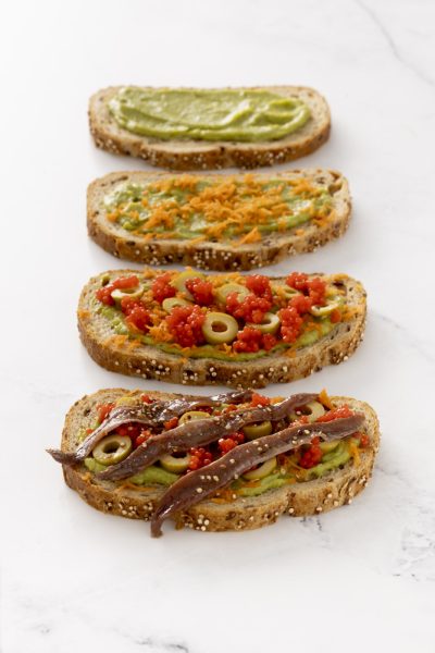 Tosta de anchoas con aguacate, aceitunas y huevas rojas