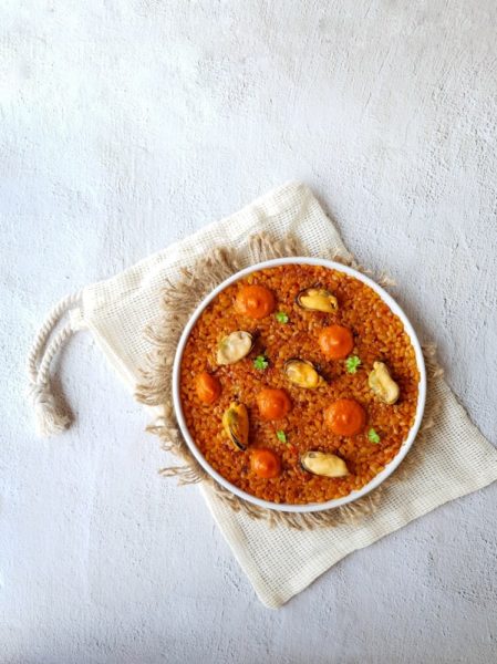 Arroz seco de pimentón con mejillones al natural y salsa brava