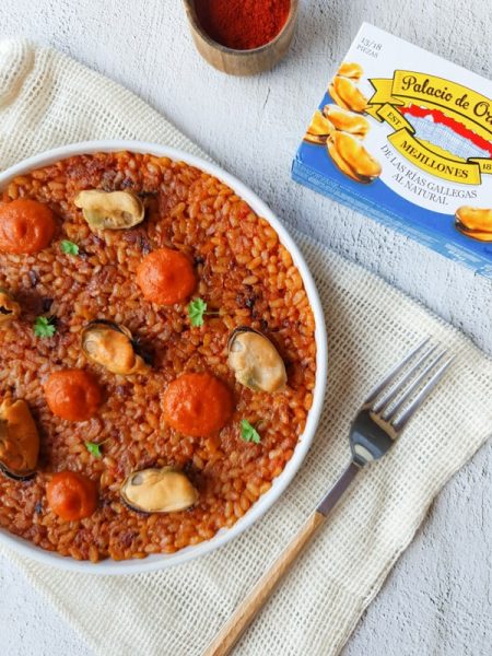 Arroz seco de pimentón con mejillones al natural y salsa brava