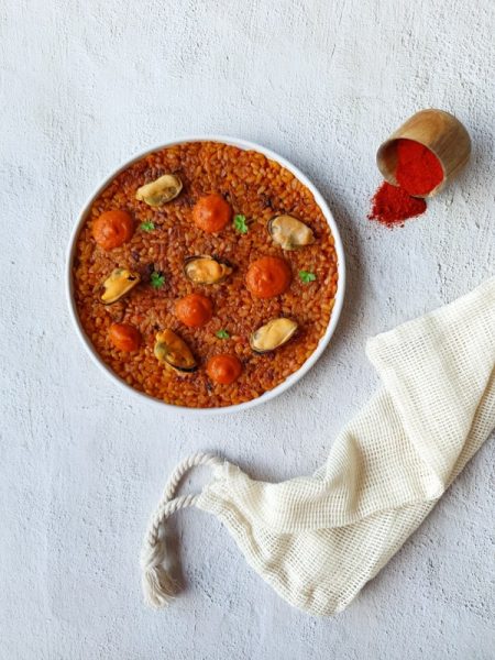 Arroz seco de pimentón con mejillones al natural y salsa brava