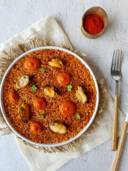 Arroz seco de pimentón con mejillones al natural y salsa brava