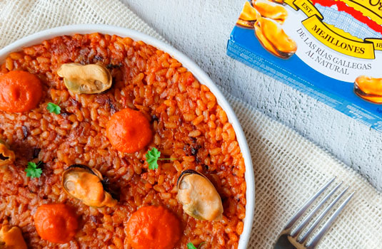 Arroz seco de pimentón con mejillones al natural y salsa brava