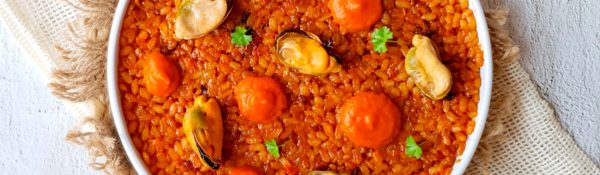 Arroz seco de pimentón con mejillones al natural y salsa brava