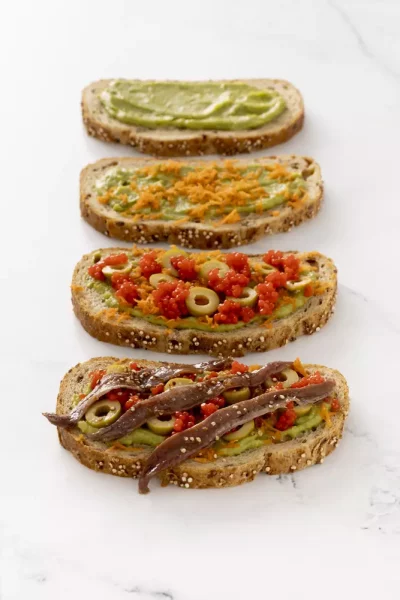 Tosta de anchoas con aguacate y aceitunas, un aperitivo muy versátil para tapear el fin de semana