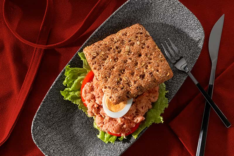 Sándwich de atún claro con tomate y huevo cocido, idea de desayuno con atún muy saludable