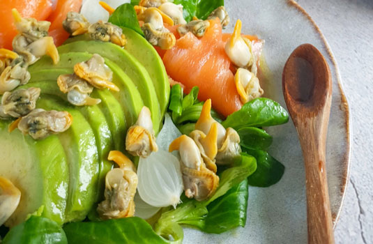 Ensalada de berberechos con aguacate y salmón ahumado