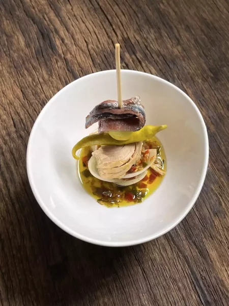 Gilda de anchoa del Cantábrico con bonito del norte, idea de aperitivo dominical