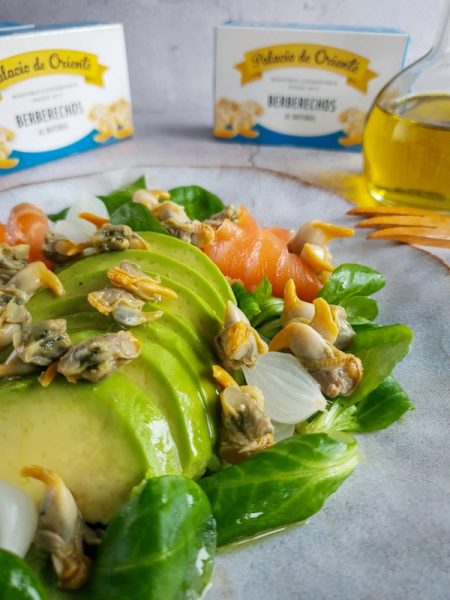 - Ensalada de berberechos con aguacate y salmón ahumado: paso a paso de una receta nutritiva y muy rápida