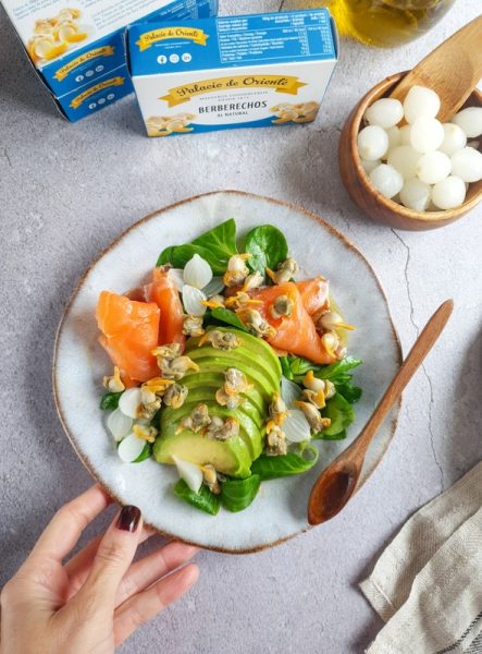 - Receta de ensalada de berberechos en conserva con aguacate y salmón ahumado