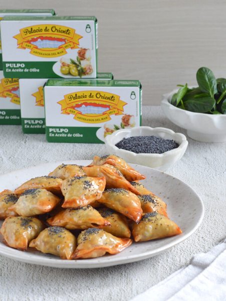 Delicias de pulpo en conserva con espinacas en forma de obleas rellenas