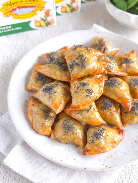 Mini empanadillas de pulpo en conserva con espinacas
