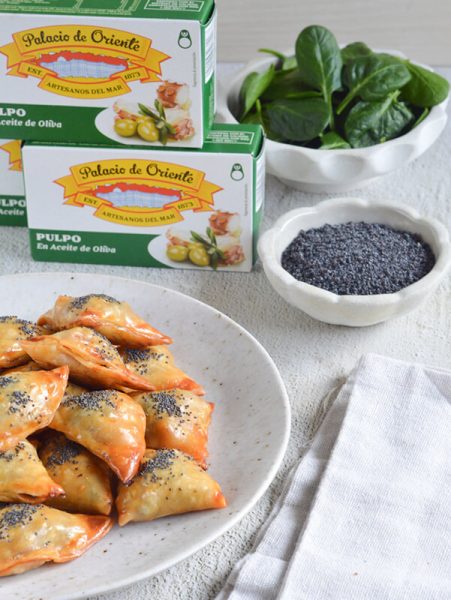 Obleas rellenas de pulpo en conserva con espinacas al horno