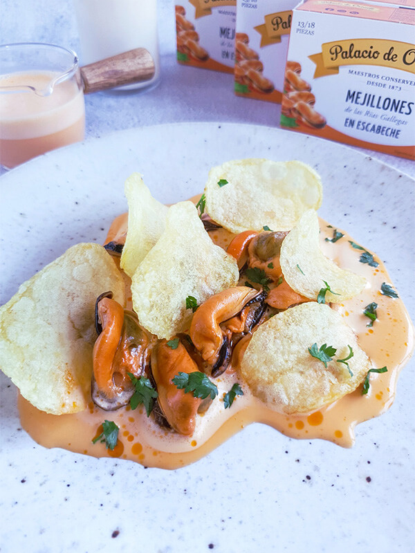 Aperitivo de mejillones en escabeche con patatas chips