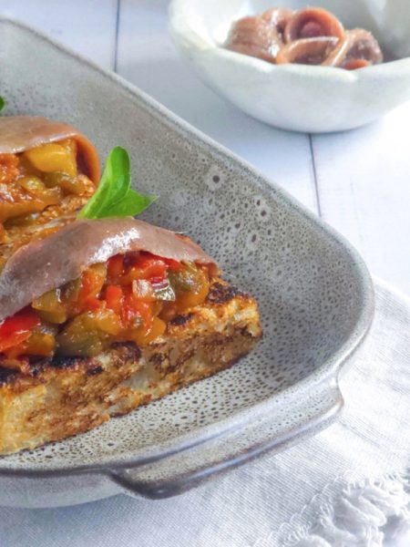 Aperitivo de tostas de pisto casero con anchoa del Cantábrico en lata