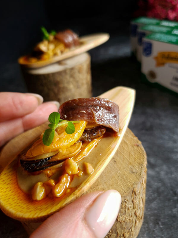 Aperitivo de mejillones en escabeche en lata con anchoas