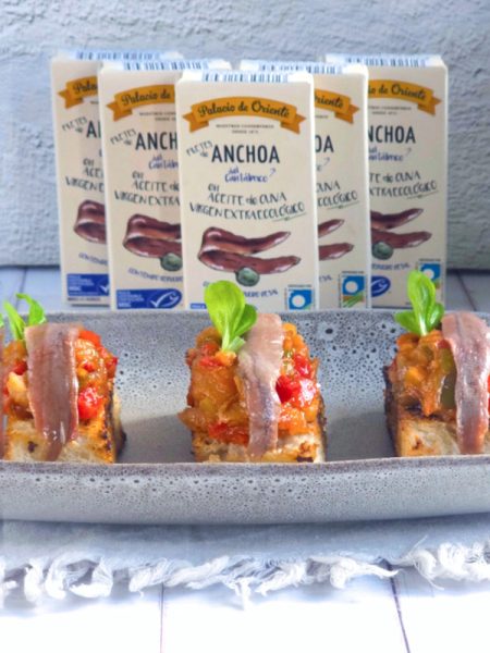 Tostas de pan de pisto con calabacín y filetes de anchoa en aceite de oliva