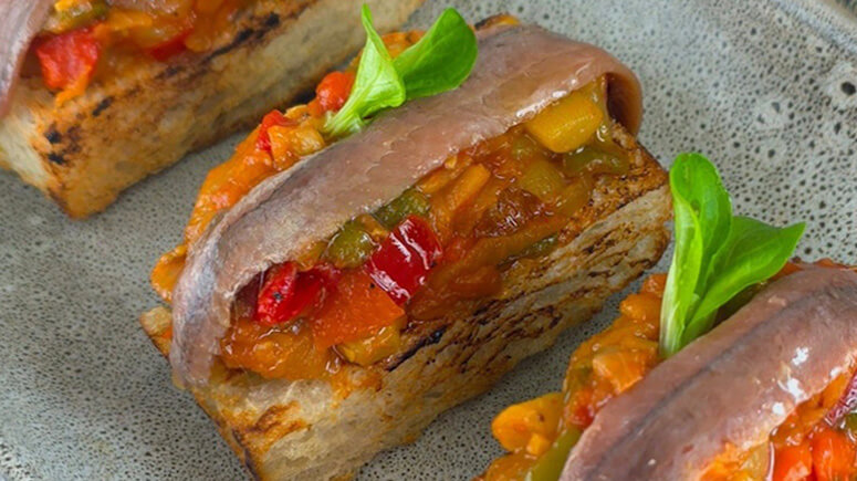 Tostas de pisto casero con anchoas en lata